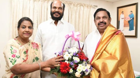 Tamilaga Makkal Munnetra Kazhagam leader John Pandian with AIADMK general secretary Edappadi Palaniswami 