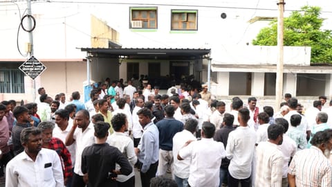 DMK cadres gathered in protest in front of MP SR Sivalingam’s house in Salem 
