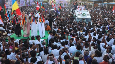 AIADMK general secretary Edappadi Palaniswami campaigning for PMK candidate Sowmiya Anbumani in Dharmapuri on April 2