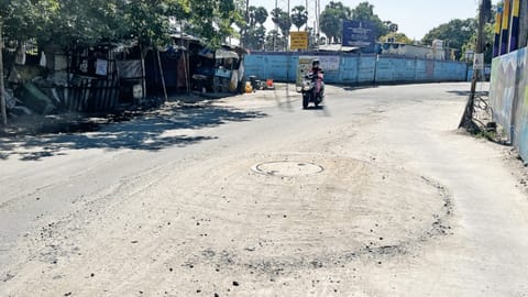 The inclinated structure of the manhole in the middle of Moolachatram Main road