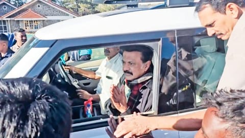 Chief Minister and DMK president MK Stalin interacting with the public on the sidelines of his daily walk in Kodaikanal