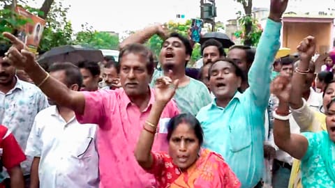 BJP and TMC supporters, after a clash and protest broke out over the visit of BJP candidate from Panihati constituency, and the mother of the RG Kar victim, Ratna Debnath, during the second and final phase of the West Bengal Assembly elections, in North 24 Parganas, Wednesday, April 29, 2026 