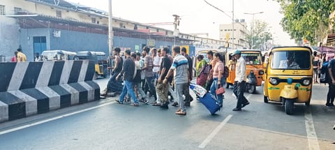 People crossing busy Wall Tax Road near Central railway station