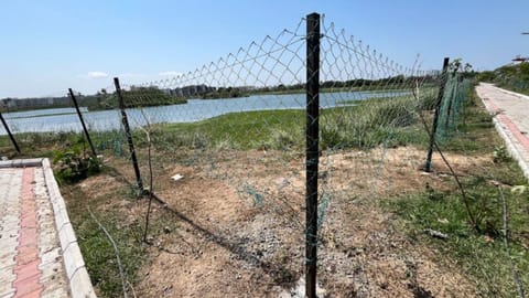 Fencing leaves a dangerous gap from ground level