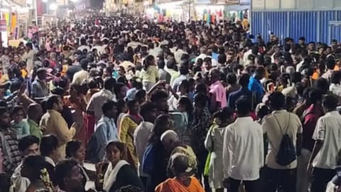 Devotees at the Tiruvannamalai girivalam