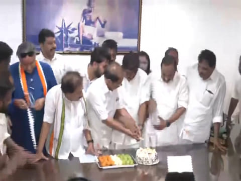 Kerala Congress leaders celebrate UDF lead in Thiruvanathapuram by cutting cake