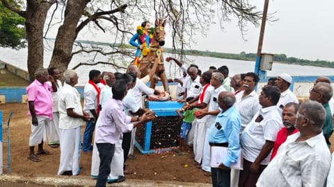 Farmers garland the statue of Sir Arthur Cotton at Mukkombu on Friday