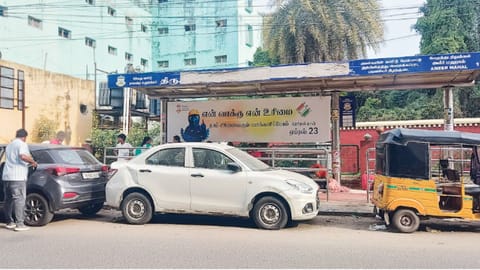 Cars obstructing the Ameer Mahal bus stop