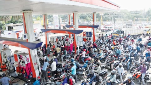 People are rushing towards petrol bunks in fill in advance