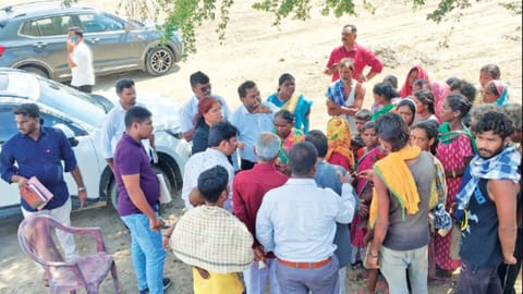 Officials speaking to bonded labourers in Ponneri