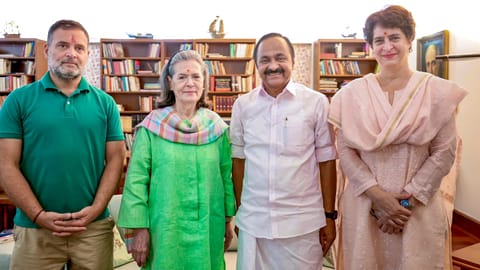 Congress Parliamentary Party (CPP) Chairperson Sonia Gandhi with party MP and Lok Sabha LoP Rahul Gandhi, party MP Priyanka Gandhi and Kerala Chief Minister VD Satheesan during a meeting as the latter visits New Delhi for the first time after assuming office 