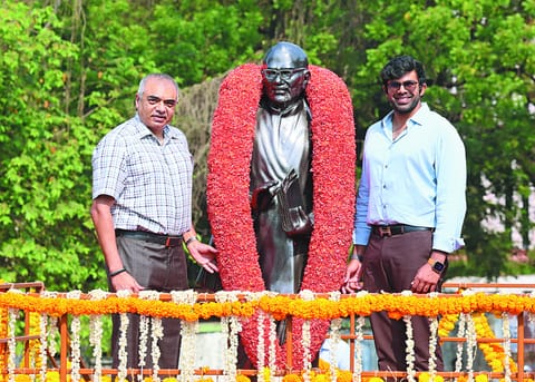 Daily Thanthi Group of Publications chairman S Balasubramanian Adityan and Thanthi Group Director Sivanthi Adityan, offered floral tributes to Aditanar’s statue at Egmore.