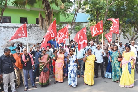 The Madras Corporation Red Flag Union, affiliated to the CITU, staged a protest on Monday at the Tiruvottiyur Zonal Office 