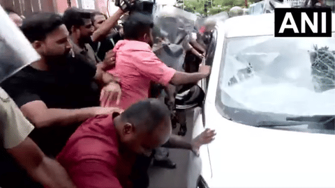 Protesters vandalise the vehicle of ED officers as they leave the residence of Pinarayi Vijayan in Thiruvananthapuram after the raid on Wednesday (May 27, 2026) 