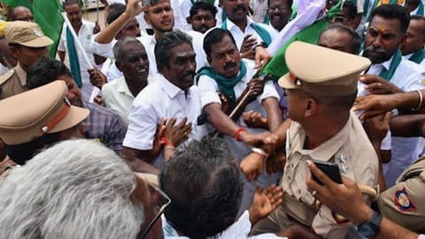 Protesting farmers were stopped by police in Thanjavur