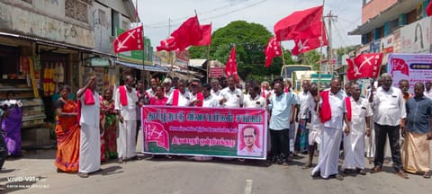 Tiruvarur farmers staging a protest on Friday