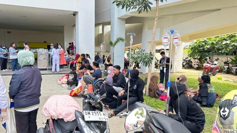 Patients are evacuated outside a local hospital following an earthquake in Palu, Central Sulawesi, Indonesia