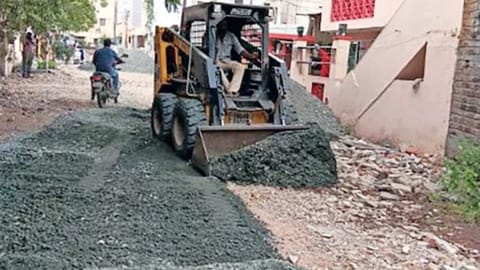 GCC workers filling gravel without removing the dumped
debris on 3rd street of Rajalakshmi Nagar in Pallikaranai