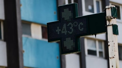 A drugstore sign shows the temperature 43 degrees Celsius (109,4 degrees Fahrenheit) in Rennes, western France