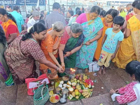 People involved in rituals at Ammamandapam bathing ghat in Srirangam on Thursday. (Hemanathan M)&nbsp;