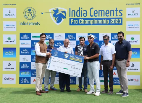Sunhit Bishnoi receives the award on Saturday