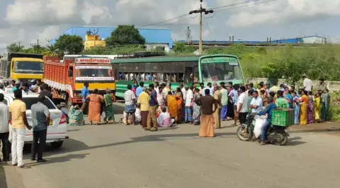 The road blockade stir threw traffic out of gear for over two hours