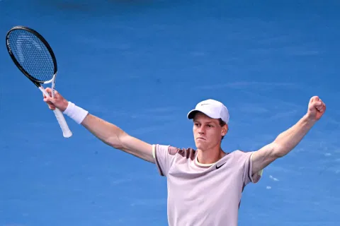 Jannik Sinner celebrates his victory against Novak Djokovic in the semi-final