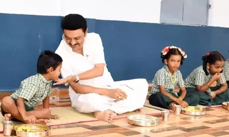CM MK Stalin having tiffin with children during launch of breakfast scheme in govt schools (file photo)