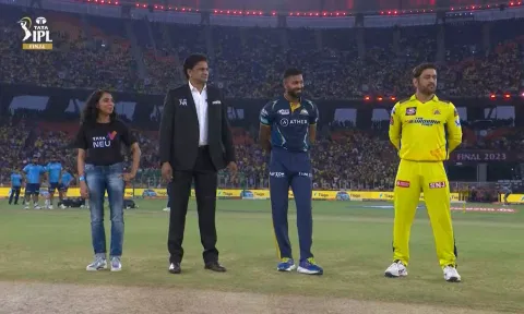 CSK captain MS Dhoni with GT captain Hardik Pandya (Twitter/@IPL)