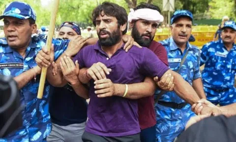 Wrestler Bajrang Punia being stopped during the protest march from Jantar Mantar to new Parliament House.(ANI)&nbsp;
