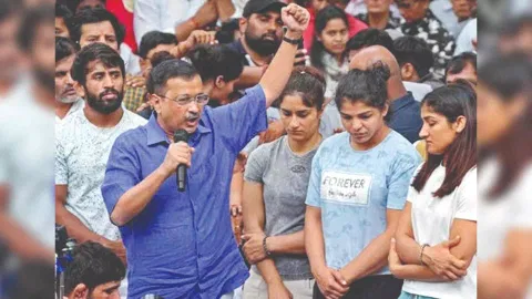 Delhi Chief Minister Arvind Kejriwal with the wrestlers&nbsp;