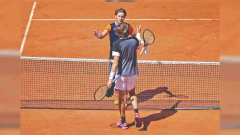 Casper Ruud greets Nicolas Jarry after the fourth round match