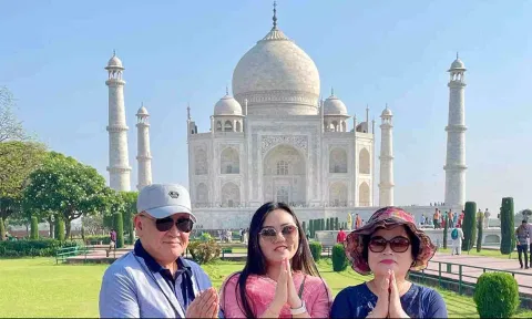 The Korean family at Taj Mahal.
