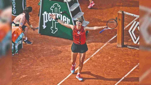 Karolina Muchova celebrates her victory over Aryna Sabalenka
