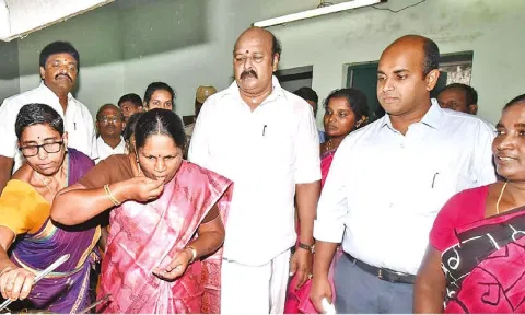 Minister Kayalvizhi Selvaraj testing the quality of food supplied in a hostel