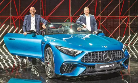 Merc launches AMG SL55 priced at Rs 2.35 crore