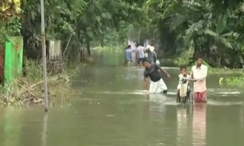 The district administration has set up 101 relief camps and 119 relief distribution centres in 14 flood-hit districts. (ANI)