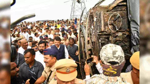 Maharashtra CM Eknath Shinde and Deputy CM Devendra Fadnavis reach the accident site on the Samruddhi Mahamarg expressway (Photo: ANI/Twitter)&nbsp;&nbsp;
