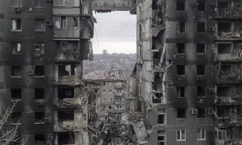 A view shows a residential building destroyed in the course of Ukraine-Russia conflict in the southern port city of Mariupol (Photo: REUTERS)