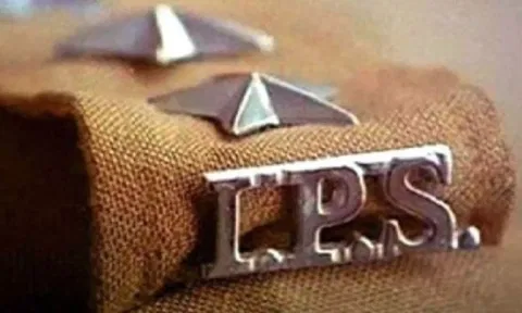 CoP orders Policemen to avoid using mobile phones while on duty
