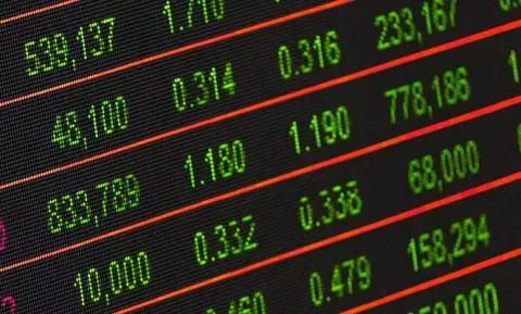 China, Hong Kong stocks extend losses, focus on stimulus