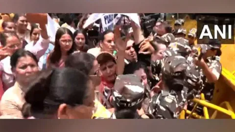 Women Congress Party members stage protestat Jantar Mantar in Delhi