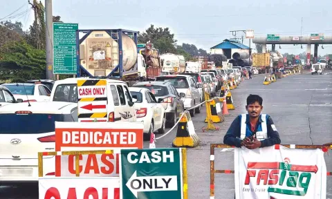 Vehicles waiting for FASTag fee remittance confirmation (File photo)