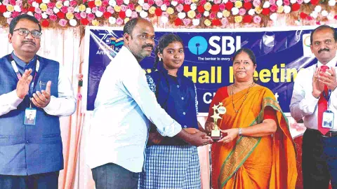 Prizes were awarded to the winners of the essay competition held among school students&nbsp;