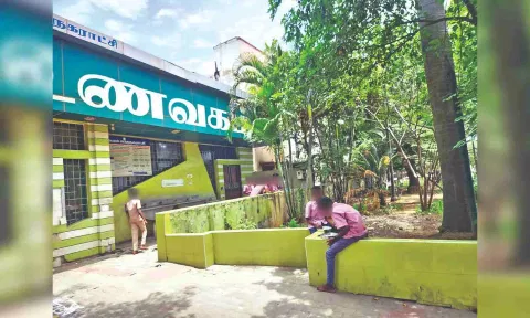 Students from the Corporation school in Selaiyur have lunch at a nearby Amma Unavagam