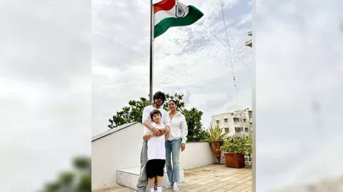 Shah Rukh Khan, Gauri Khan, AbRam (Image: Instagram)