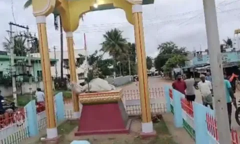 Mahatma Gandhi Statue Vandalised (Image: IANS)