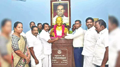Minister T Mano Thangaraj paying tributes to social reformer P Jeevanandham in Nagercoil on Monday