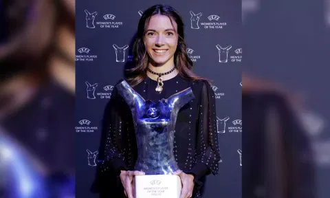 Aitana Bonmati poses with her award
