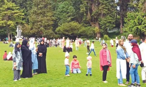 Tourists continue to flock Ooty due to continuous dry spell elsewhere